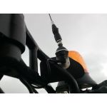 Kombajn New Holland, CB vysílačka Allamat 409, CB anténa Sirio Mini Snake na přídavném držáku